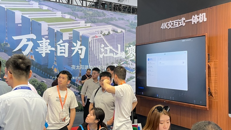 爱游戏平台-爱游戏（中国）一站式服务平台教育新品及解决方案惊艳亮相81届教装展