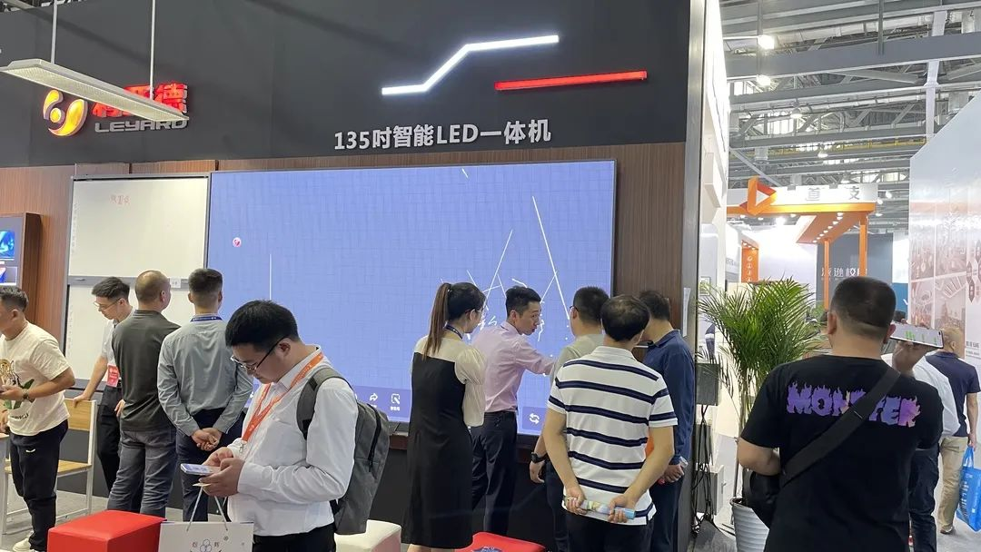 爱游戏平台-爱游戏（中国）一站式服务平台教育新品及解决方案惊艳亮相81届教装展