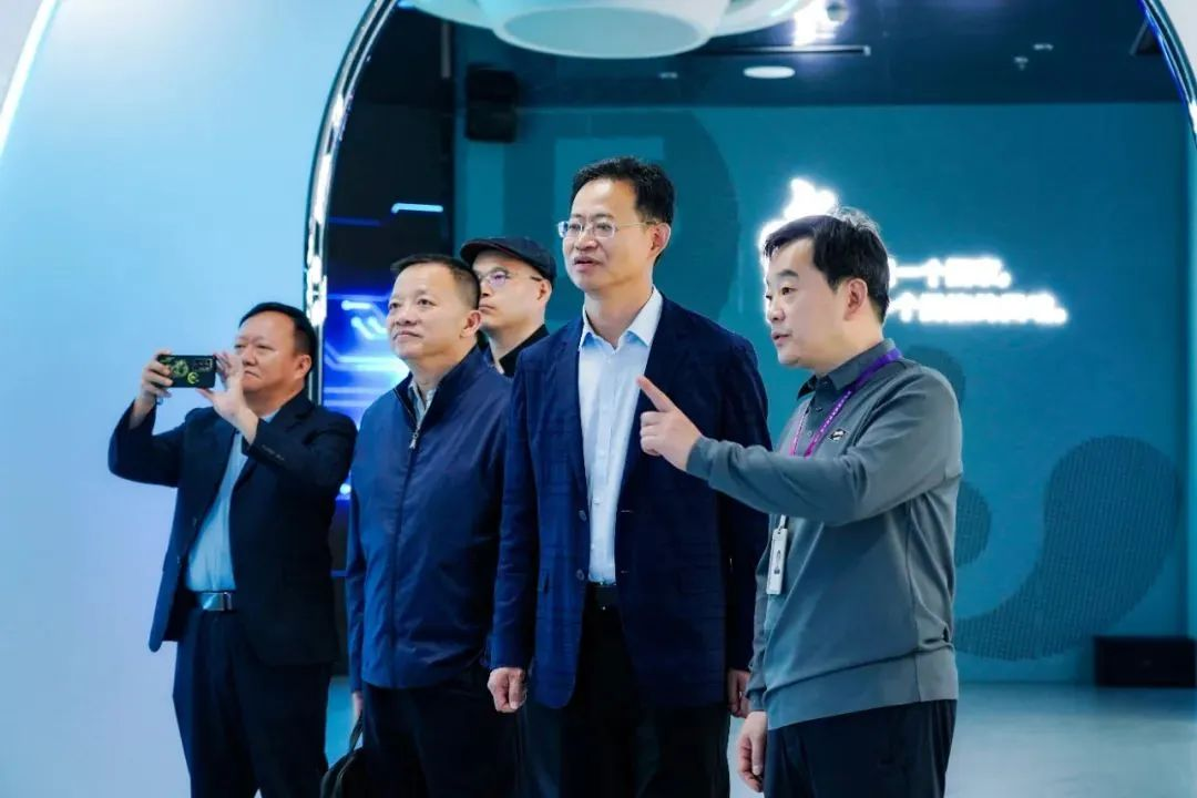 国家广电总局发展研究中心一行赴爱游戏平台-爱游戏（中国）一站式服务平台励丰文化调研指导